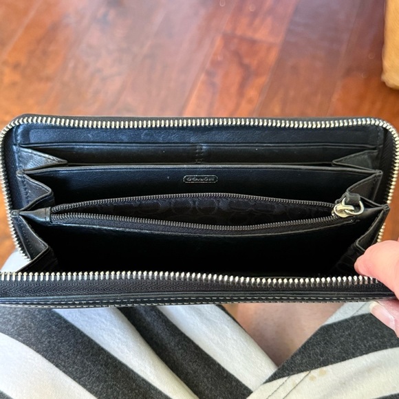 COACH Full Zip Accordion Style Black Leather - Picture 11 of 11